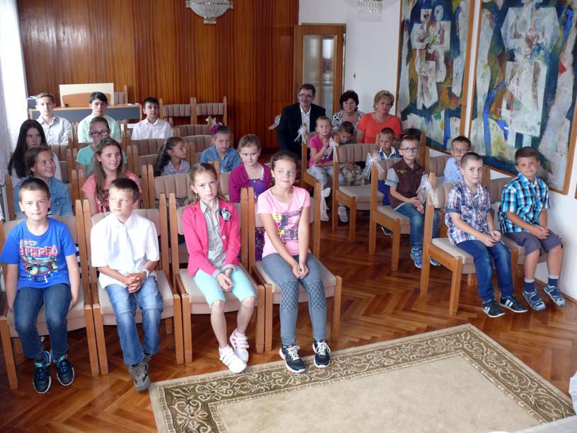Fotogaléria Ocenenie najlepších žiakov a reprezentantov školy starostom obce 29.06.2015 (20) Ocenenie najlepších žiakov a reprezentantov školy starostom obce 29.06.2015
